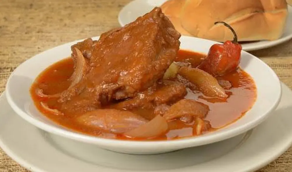 El adobo arequipeño se come acompañado de pan. Foto: Adobos y Tamales