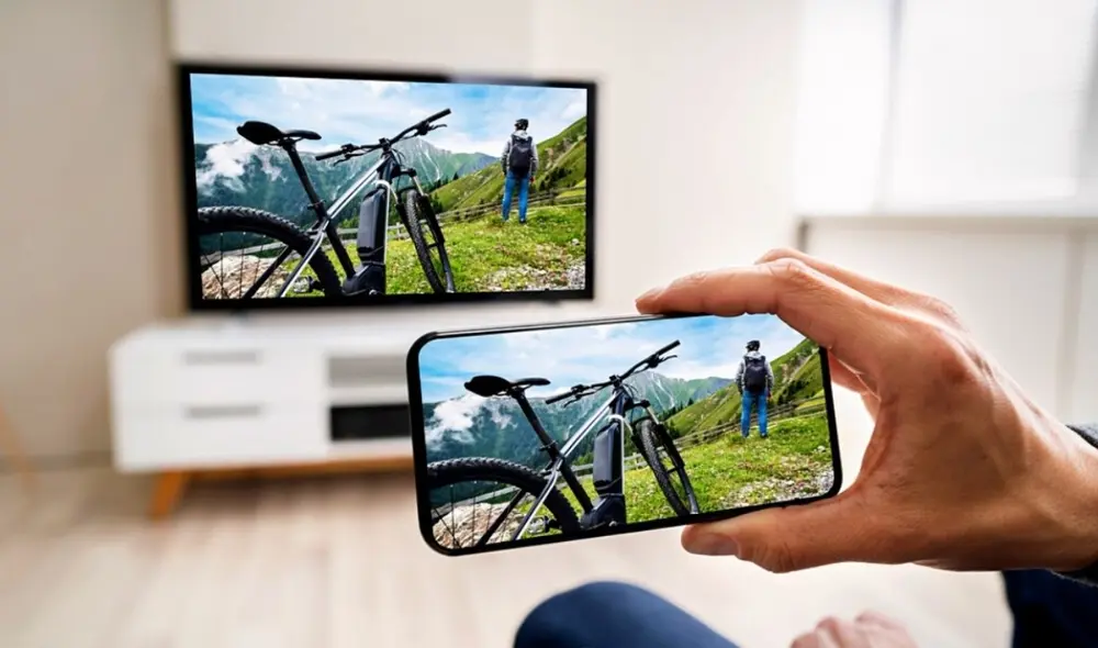 Con estos métodos podrás reproducir una imagen de tu celular en tu televisor. Foto: blog de plazaVea Con estos métodos podrás reproducir una imagen de tu celular en tu televisor. Foto: blog de plazaVea