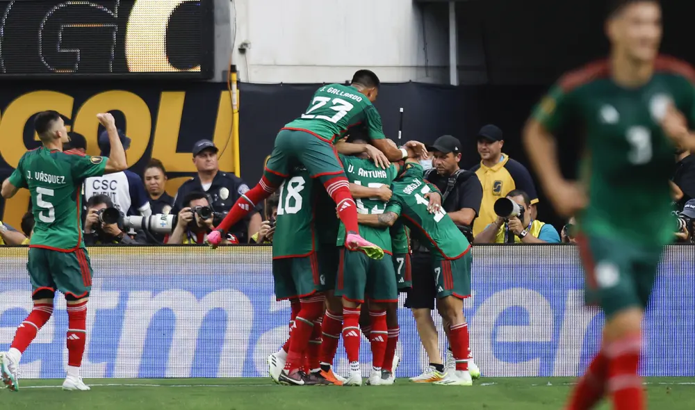 Giménez sacó el remate cruzado para el gol del título a México. Foto: EFE. Giménez sacó el remate cruzado para el gol del título a México. Foto: EFE.