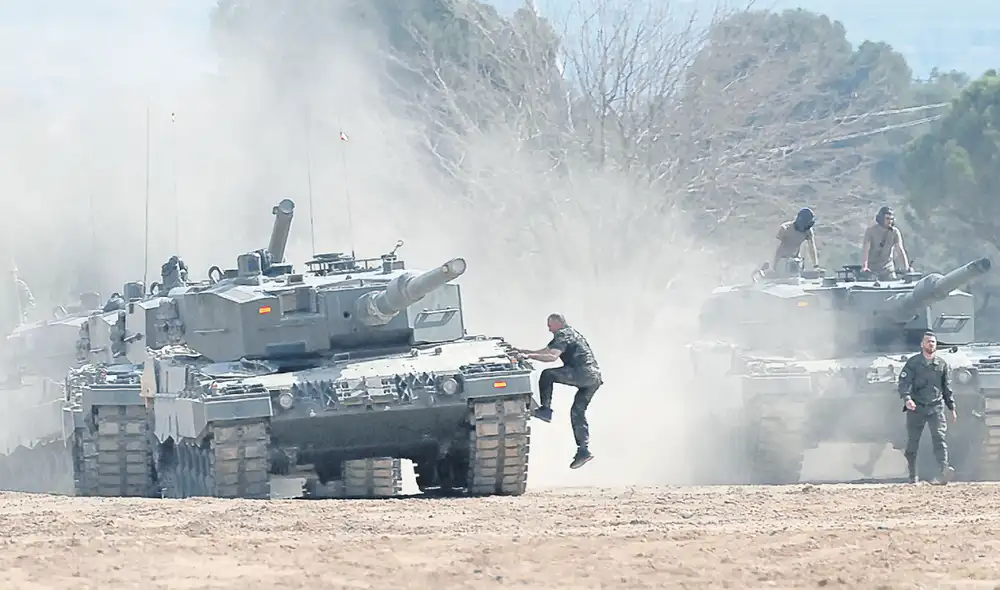 En la mira. Imagen de archivo de los tanques alemanes Leopard entregados a Ucrania. El Kremlin reveló que destruyeron y capturaron cientos de tanques. Foto: AFP