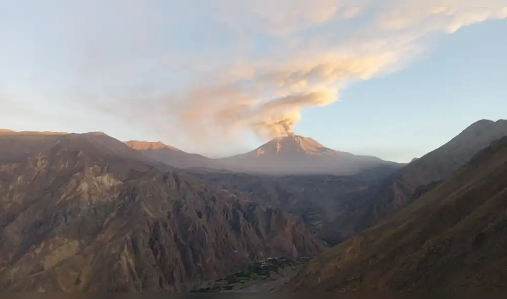 Proceso eruptivo. La emisión se produjo durante la madrugada de ayer. La fase explosiva comenzó el pasado 4 de julio. Foto: La República