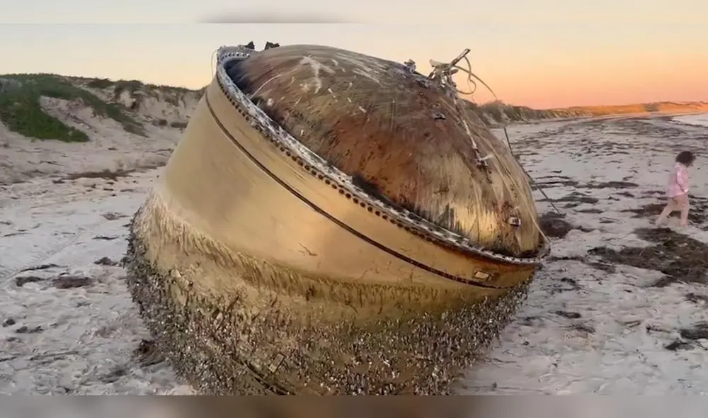 El misterioso cilindro metálico fue hallado en una playa del oeste de Australia. Foto: The West Australian El misterioso cilindro metálico fue hallado en una playa del oeste de Australia. Foto: The West Australian