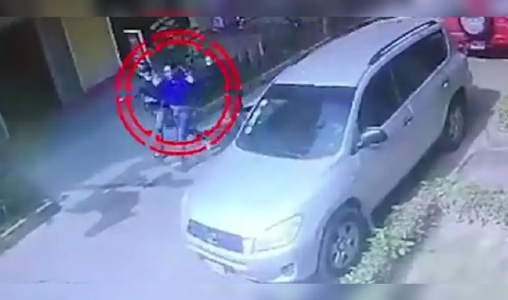 Sujeto fue intervenido por dos delincuentes. Foto: cámaras de seguridad. Video: Grace Mora/La República Sujeto fue intervenido por dos delincuentes. Foto: cámaras de seguridad. Video: Grace Mora/La República