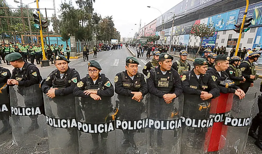 Despliegue. Un total de 2.262 policías rodearon el centro comercial Las Malvinas. Luego ingresaron para revisar los puestos de venta de celulares robados. Foto: Félix Contreras/La República Despliegue. Un total de 2.262 policías rodearon el centro comercial Las Malvinas. Luego ingresaron para revisar los puestos de venta de celulares robados. Foto: Félix Contreras/La República
