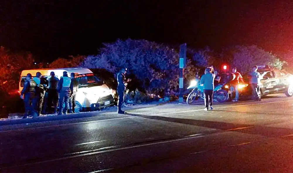 El hecho. Combi fue encontrada fuera de la vía y en su interior estaban las tres víctimas. Foto: difusión El hecho. Combi fue encontrada fuera de la vía y en su interior estaban las tres víctimas. Foto: difusión