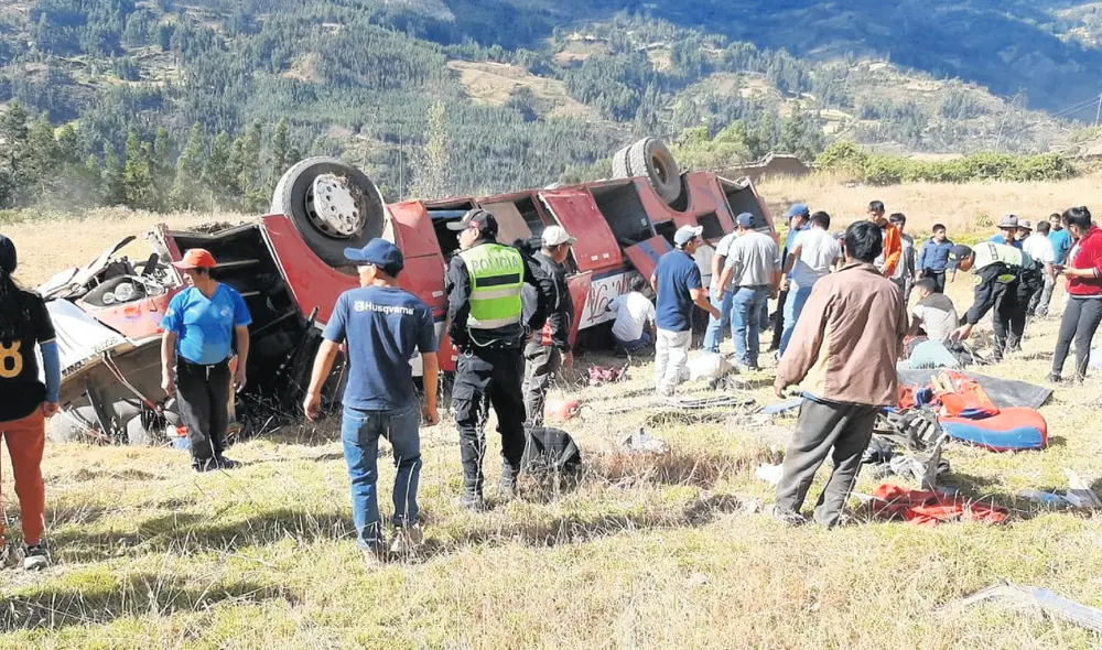 Accidente. Policías ayudaron a trasladar a heridos a postas. Foto: difusión Accidente. Policías ayudaron a trasladar a heridos a postas. Foto: difusión