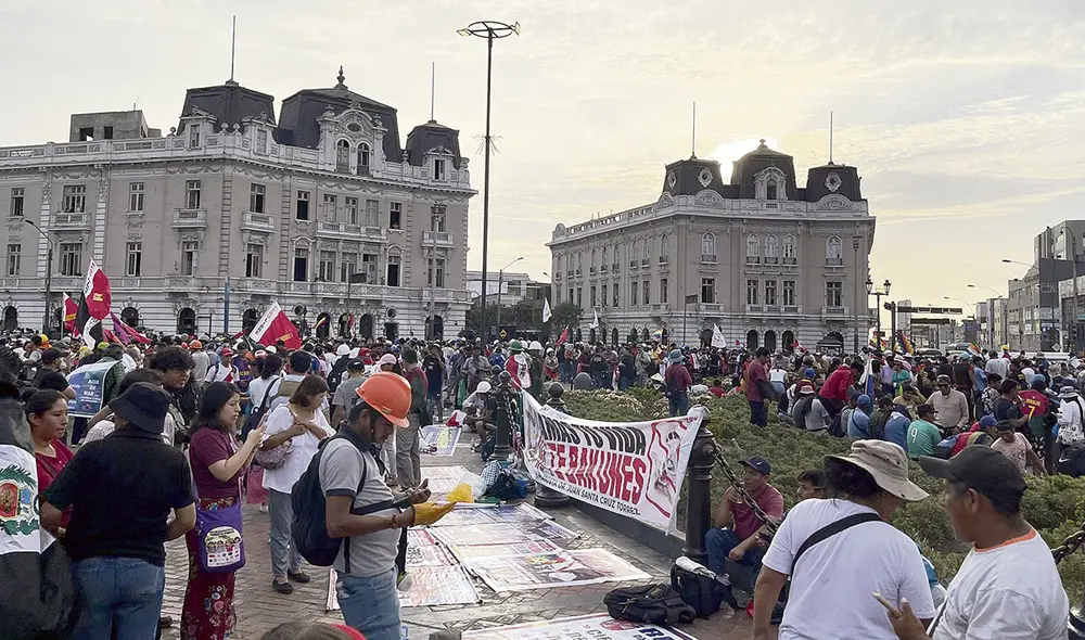 Concentración. Desde la plaza Dos de Mayo, se iniciará la marcha en Lima, exigiendo la renuncia de Boluarte, adelanto de elecciones y asamblea constituyente. Foto: Antonio Quispe/La República