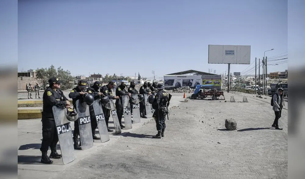 Resguardo en aeropuerto. Cientos de policías dan seguridad en el aeropuerto de Arequipa, ante posibles atentados como ocurrió en enero pasado. Foto: Rodrigo Talavera/La República Resguardo en aeropuerto. Cientos de policías dan seguridad en el aeropuerto de Arequipa, ante posibles atentados como ocurrió en enero pasado. Foto: Rodrigo Talavera/La República