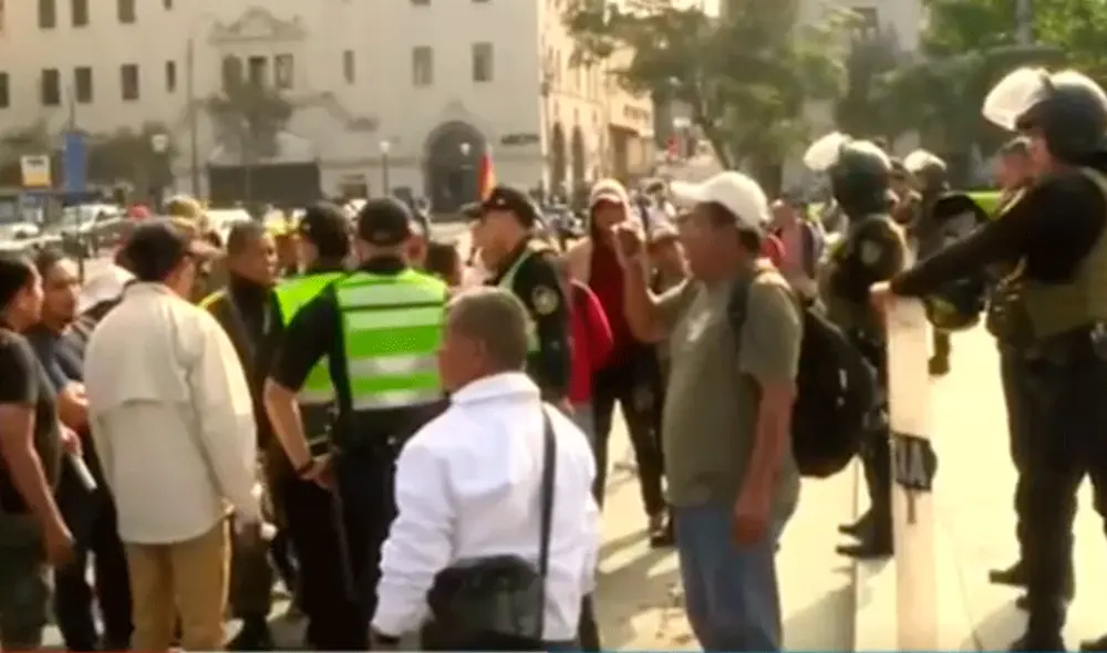 La histórica plaza San Martín se encuentra rodeada de efectivos policiales. Foto: captura de Canal N La histórica plaza San Martín se encuentra rodeada de efectivos policiales. Foto: captura de Canal N