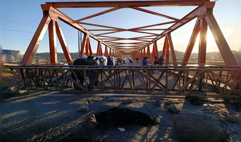 Las medidas de fuerzas en Puno aumentan. Esta vez con la toma del puente internacional. Foto: Liubomir Fernández/ La República