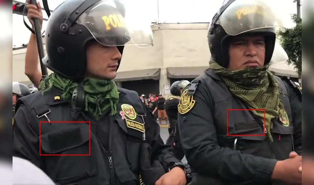 Dos policía fueron captados sin usar sus marbetes en el Cercado de Lima, esto pese al reclamo de los manifestantes. Foto: Twitter Dos policía fueron captados sin usar sus marbetes en el Cercado de Lima, esto pese al reclamo de los manifestantes. Foto: Twitter