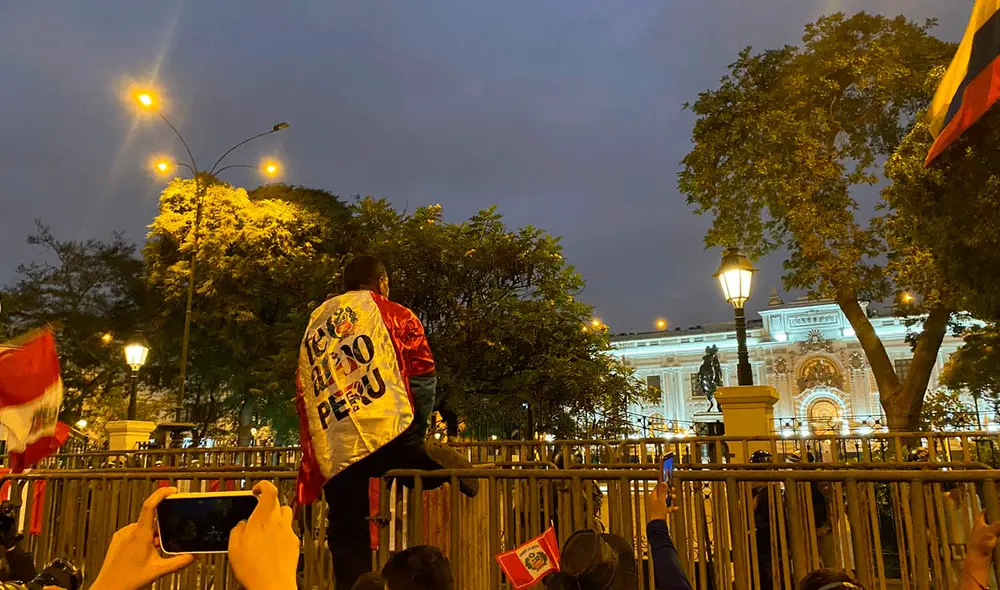 Manifestantes se enfrentaron a la PNP y logaron rompe cordón policial. Foto: La República Manifestantes se enfrentaron a la PNP y logaron rompe cordón policial. Foto: La República