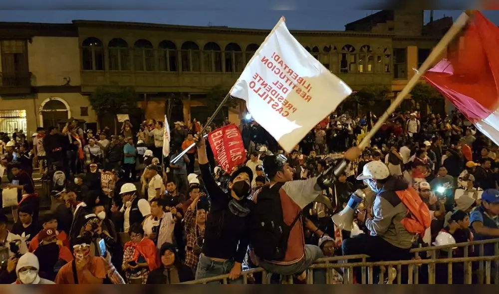PNP lanza bombas lacrimógenas a manifestantes en exteriores del Congreso. Foto: La República