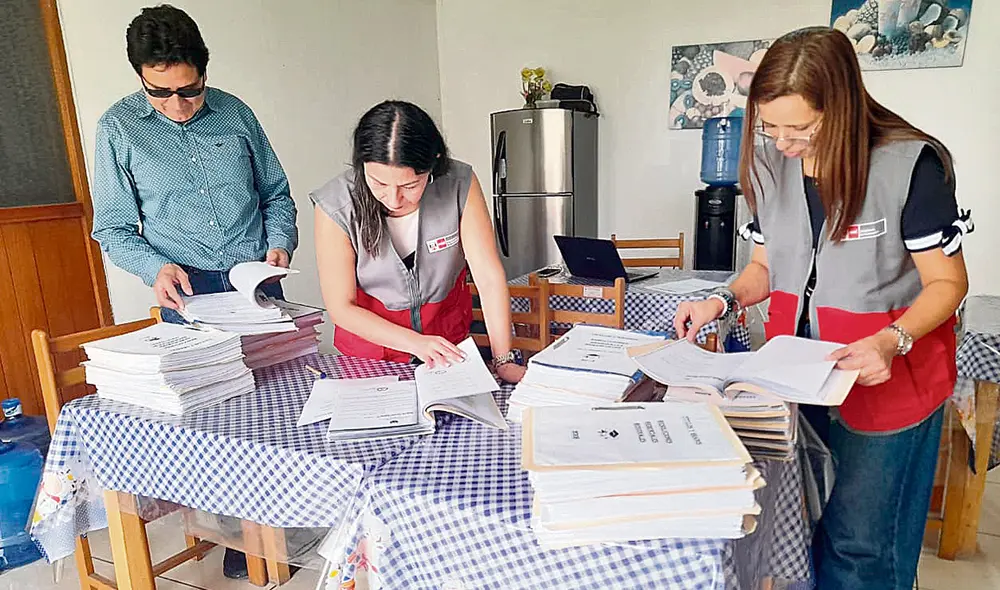 Revisión. Están verificando documentación de docentes. Foto: difusión