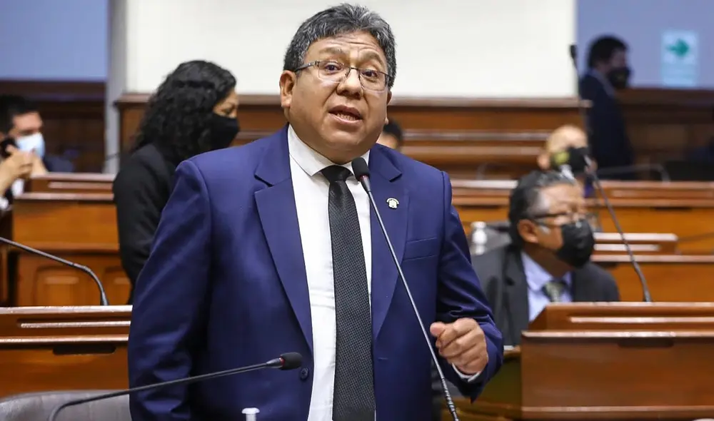 CUESTIONADO. Legislador puneño, Jorge Flores Ancachi, está pasando por varios problemas, ya que también es acusado de recortar sueldos a trabajadores. Foto: La República CUESTIONADO. Legislador puneño, Jorge Flores Ancachi, está pasando por varios problemas, ya que también es acusado de recortar sueldos a trabajadores. Foto: La República