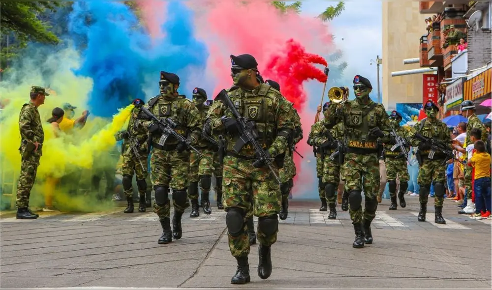 Desfile militar por el 213.° aniversario del grito de independencia en Bogotá y San Andrés. Foto: Caracol Radio