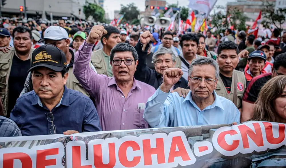 Un total de 40 personas se encuentran en la plaza Dos de Mayo. Foto: John Reyes - La República