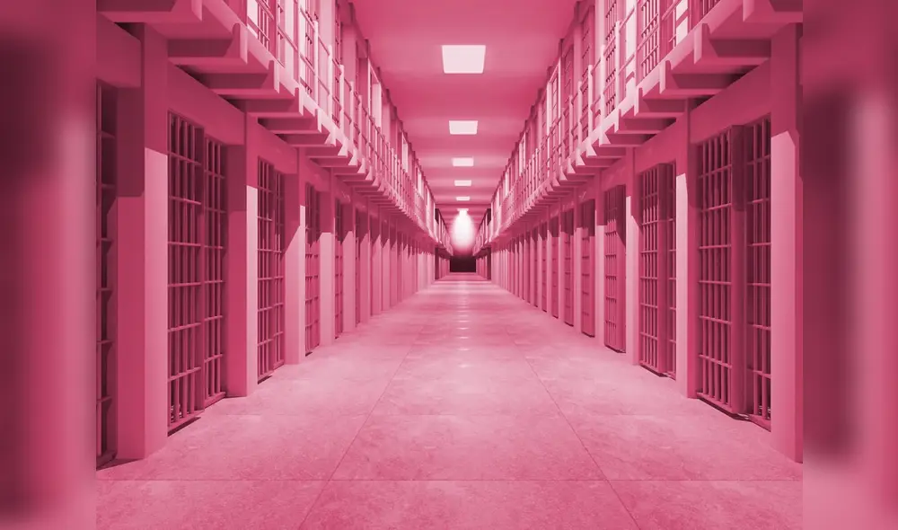 Imagen referencial de una cárcel pintada de rosa. Foto: Medium