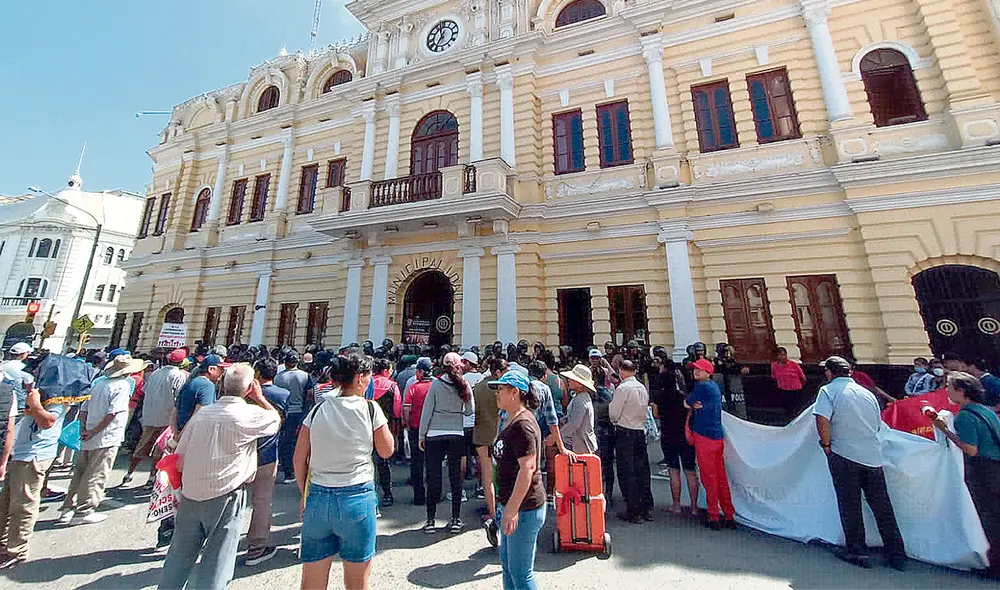 Protesta. Comerciantes del mercado Modelo, realizaron una movilización para exigir expropiación de 37 tiendas. Foto: difusión Protesta. Comerciantes del mercado Modelo, realizaron una movilización para exigir expropiación de 37 tiendas. Foto: difusión