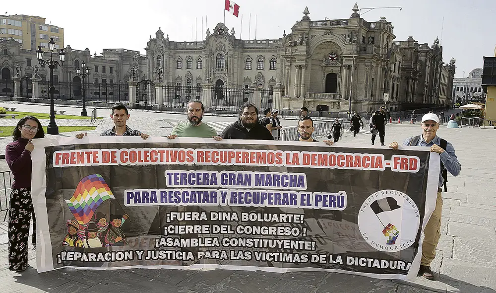 Bloque político. Representantes de los colectivos que integran el Frente Recuperemos la Democracia. En el momento de hacer las fotos, efectivos policiales corrieron con intención de evitarlo. Foto: John Reyes/La República Bloque político. Representantes de los colectivos que integran el Frente Recuperemos la Democracia. En el momento de hacer las fotos, efectivos policiales corrieron con intención de evitarlo. Foto: John Reyes/La República