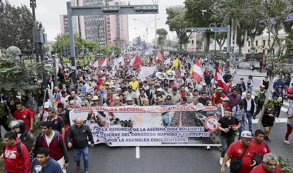La contundencia de la movilización del 19J, como se le conoce, está en la convocatoria y en la pluralidad, ya que se han sumado más actores de sectores afines al centro y la derecha. Foto: John Reyes/La República