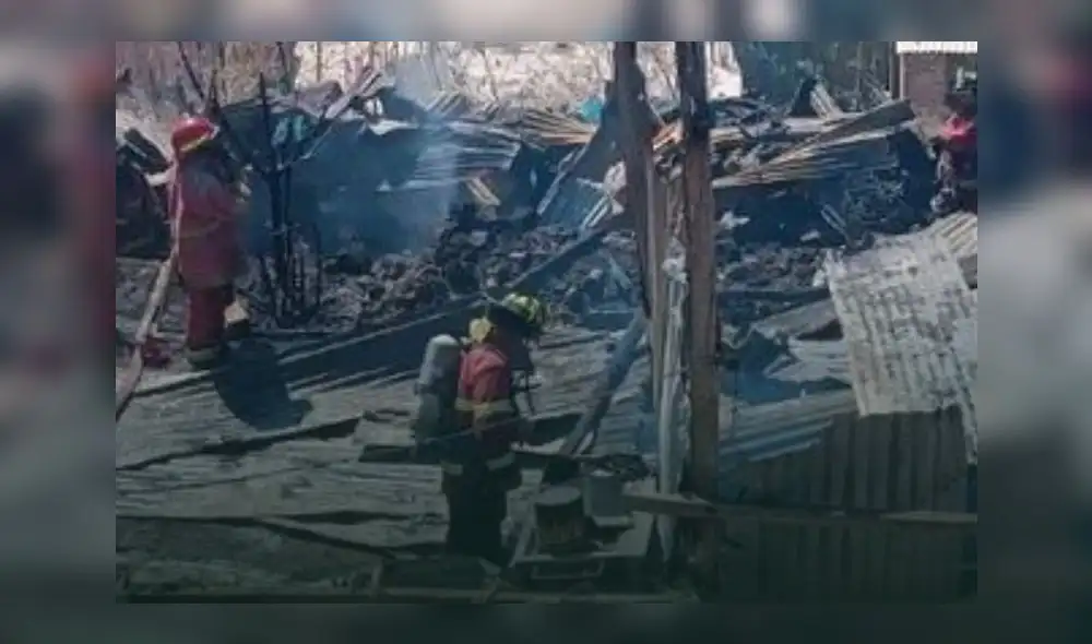 Bomberos llegaron para controlar la emergencia. Foto: Contraste Ayacucho Bomberos llegaron para controlar la emergencia. Foto: Contraste Ayacucho