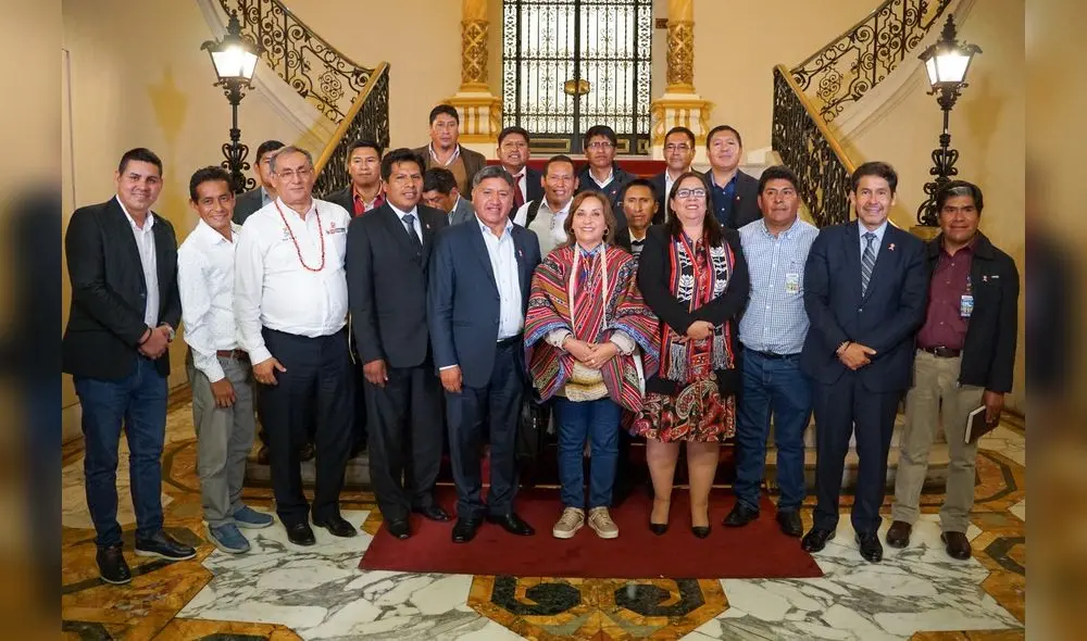 En palacio. Diez alcaldes de Puno, antes de la jornada nacional del 19, se reunieron con la jefe de Estado, Dina Boluarte. Foto: La República