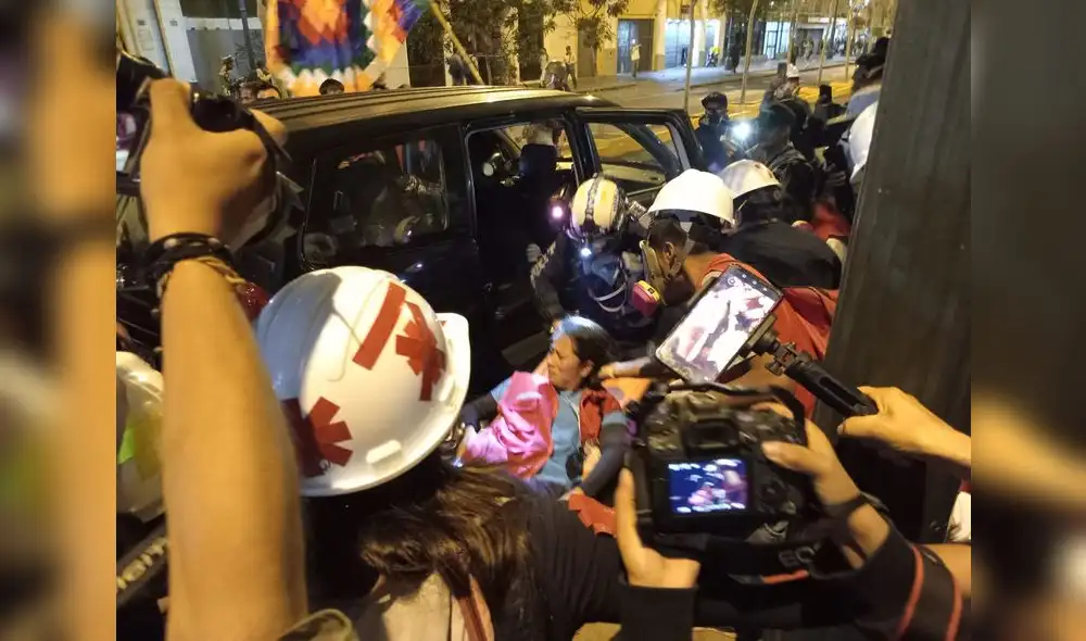 Brigadista es auxiliada por sus compañeros. Créditos: Omar Coca