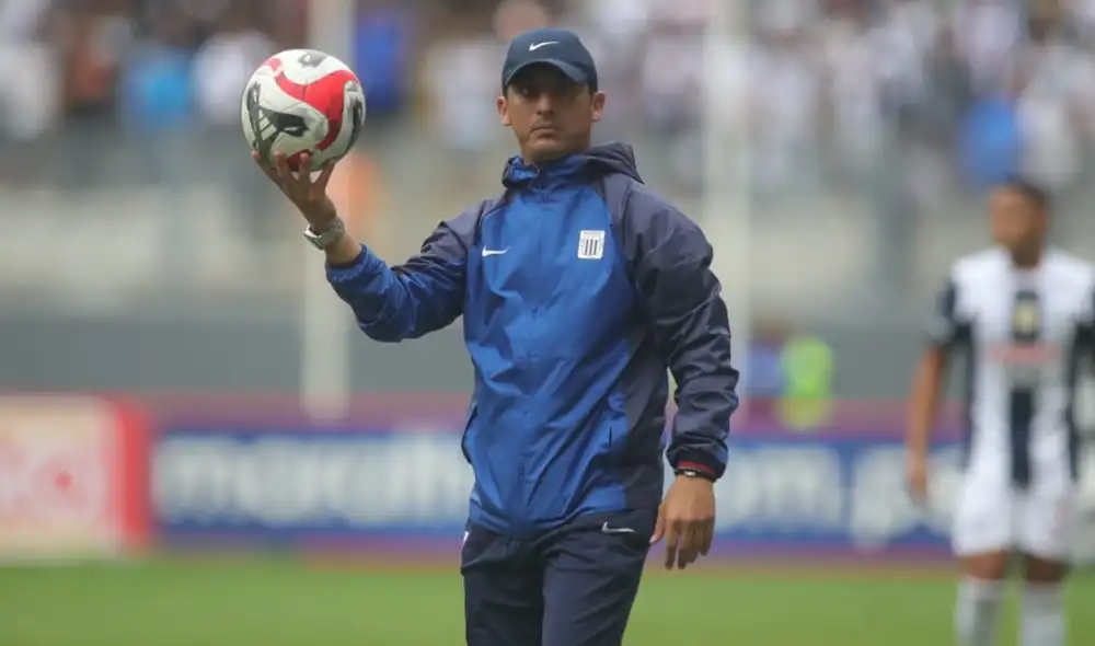 Para los hinchas blanquiazules, Guillermo Salas ya cumplió su ciclo en Alianza Lima. Foto: Twitter/apresion1