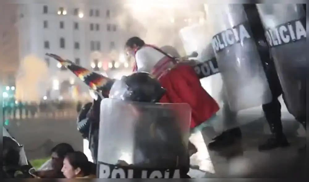 Mujer fue empujada por la PNP. Foto: captura video Mujer fue empujada por la PNP. Foto: captura video