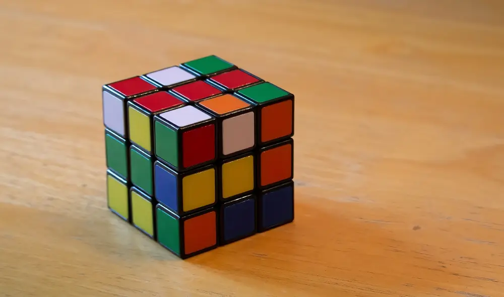 El cubo Rubik 3x3 es uno de los juguetes más vendidos del mundo. Foto: Apolitical El cubo Rubik 3x3 es uno de los juguetes más vendidos del mundo. Foto: Apolitical