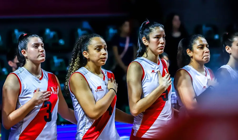 El Perú es uno de los pocos países con la costumbre de tocarse el pecho con la palma de su mano durante el himno. Foto: Puro Voley. El Perú es uno de los pocos países con la costumbre de tocarse el pecho con la palma de su mano durante el himno. Foto: Puro Voley.