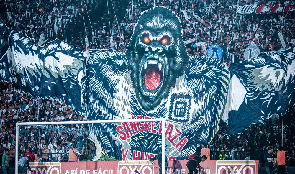 Alianza Lima presentó un tifo impresionante en el clásico contra Universitario. Foto: Pase Filtrado/Alessio Martínez