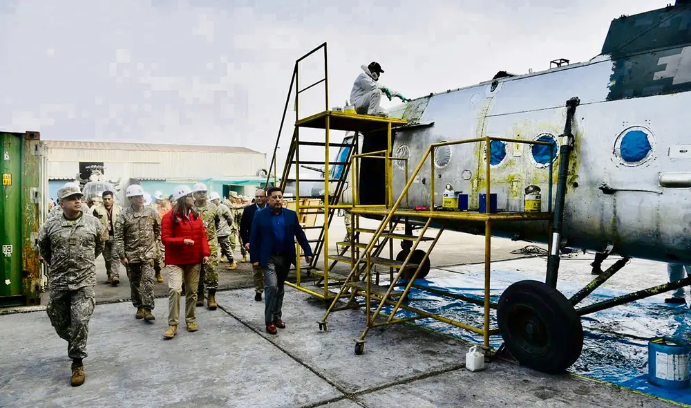 Aviación del Ejército. El representante de Helicentro, Juan Castro Ventosilla, en visita oficial de la viceministra de Recursos para la Defensa, Ninoska Mosqueira. Foto: difusión Aviación del Ejército. El representante de Helicentro, Juan Castro Ventosilla, en visita oficial de la viceministra de Recursos para la Defensa, Ninoska Mosqueira. Foto: difusión
