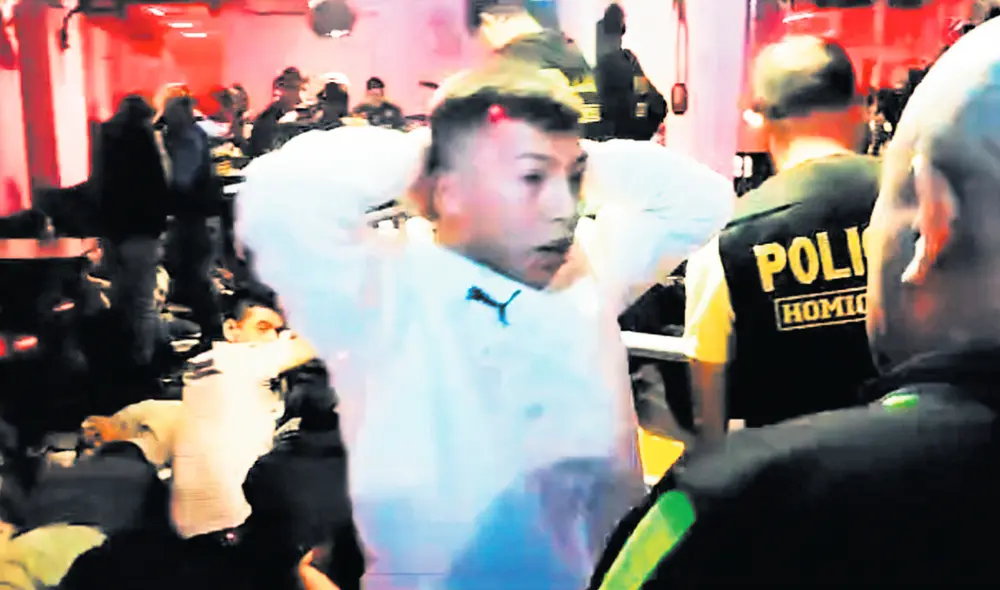 Un duro golpe. Hombres y mujeres fueron detenidos en el local La Pantera Rosa de SJL. Foto: Captura de video Un duro golpe. Hombres y mujeres fueron detenidos en el local La Pantera Rosa de SJL. Foto: Captura de video