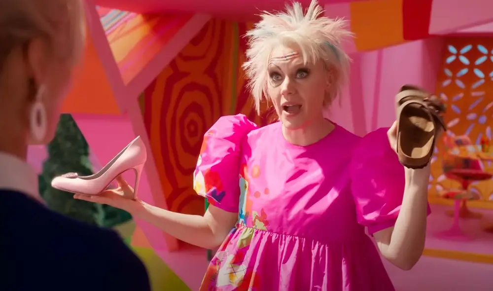 La ‘Barbie rara’ es quien ayuda a Barbie en el camino por superar su dilema existencial. Foto: Warner Bros. Pictures