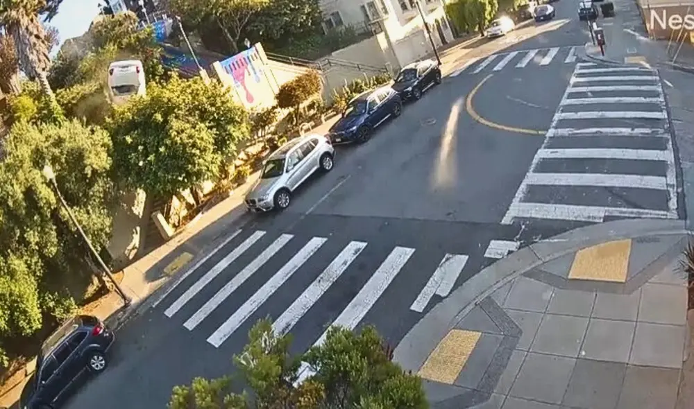 El accidente vehicular dejó atónitos a vecinos de la ciudad de San Francisco, en Estados Unidos. Foto: Composición LR El accidente vehicular dejó atónitos a vecinos de la ciudad de San Francisco, en Estados Unidos. Foto: Composición LR