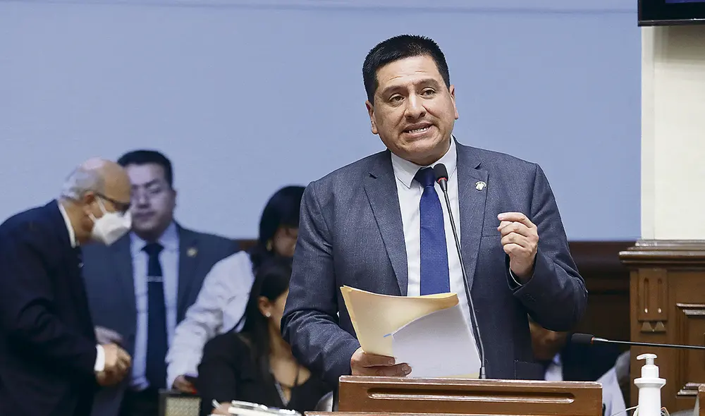 Luis Aragón oficializó su candidatura a la presidencia del Congreso.