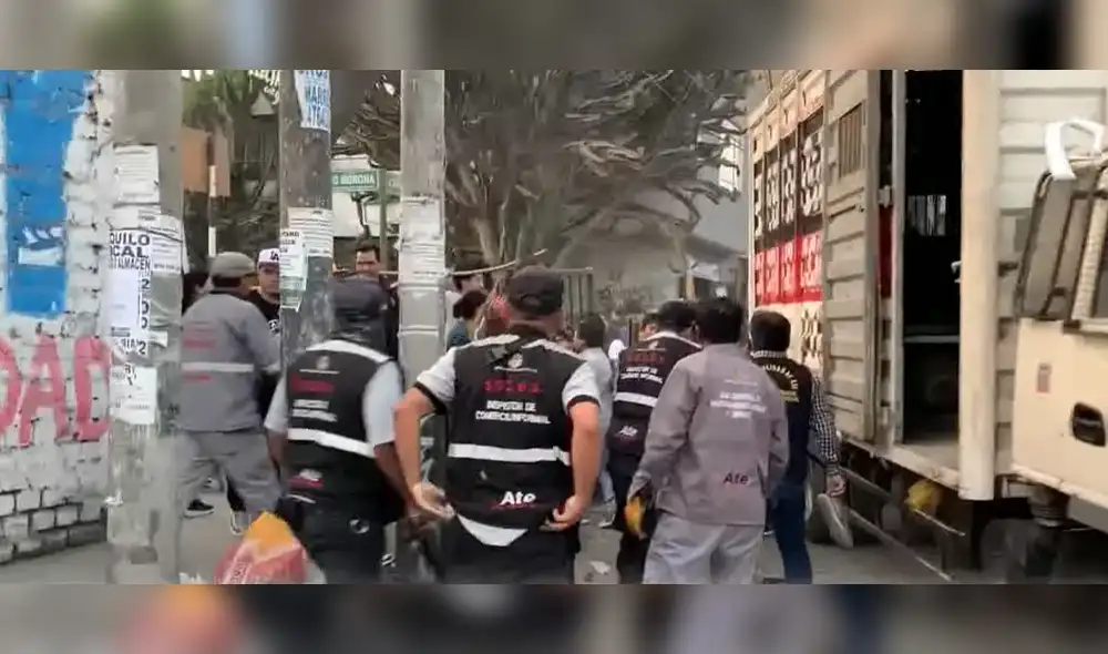 Vecinos se enfrentan a fiscalizadores en Ate por retiro de rejas Vecinos se enfrentan a fiscalizadores en Ate por retiro de rejas