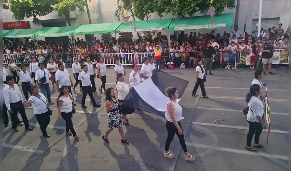 Los cusqueños asistieron a desfiles con bandera negra y blanca en señal de duelo. Foto: Cusco en Portada