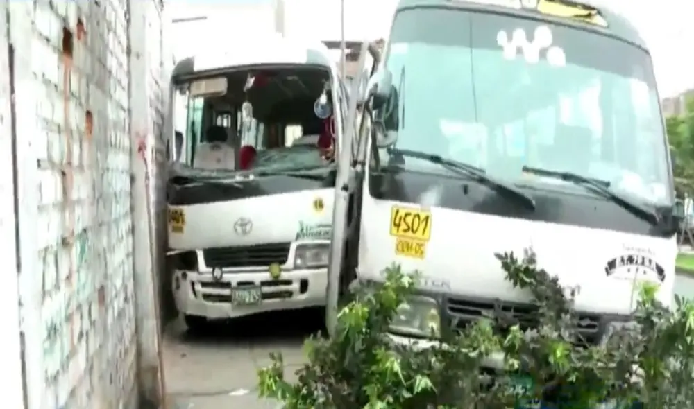 Ambos vehículos quedaron destrozados y sobre la berma central de la avenida Huancaray. Foto: captura Panamericana