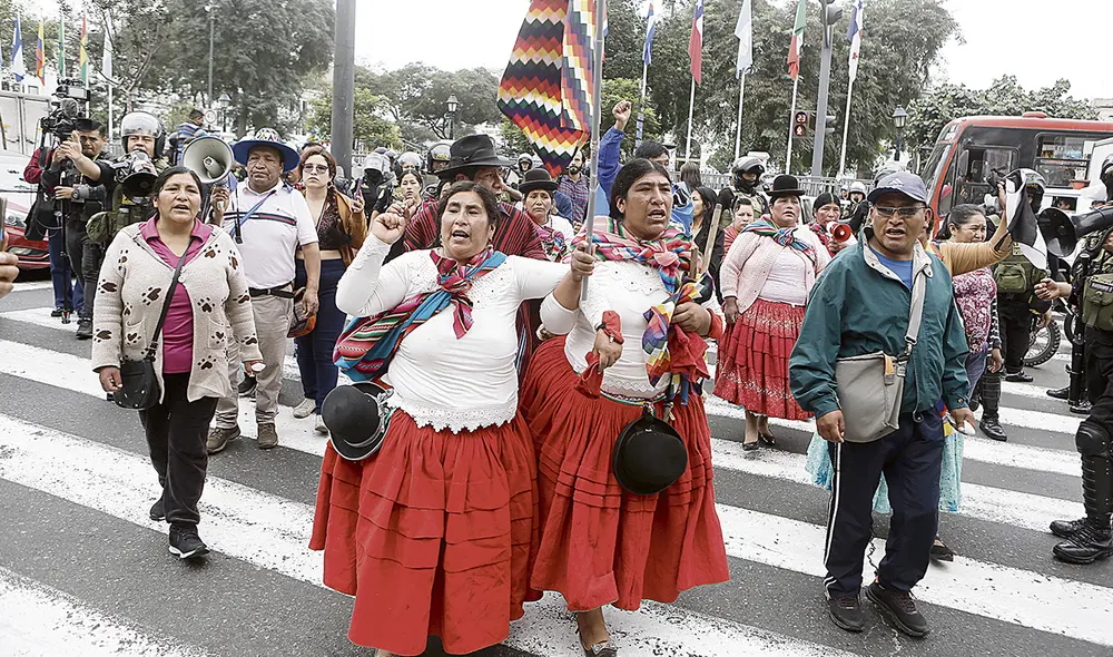 Grescas. Manifestantes se enfrentaron a la Policía Nacional en las afueras del Congreso, en momentos que se realizaba la elección de la nueva Mesa Directiva. Foto: Marco Cotrina/La República