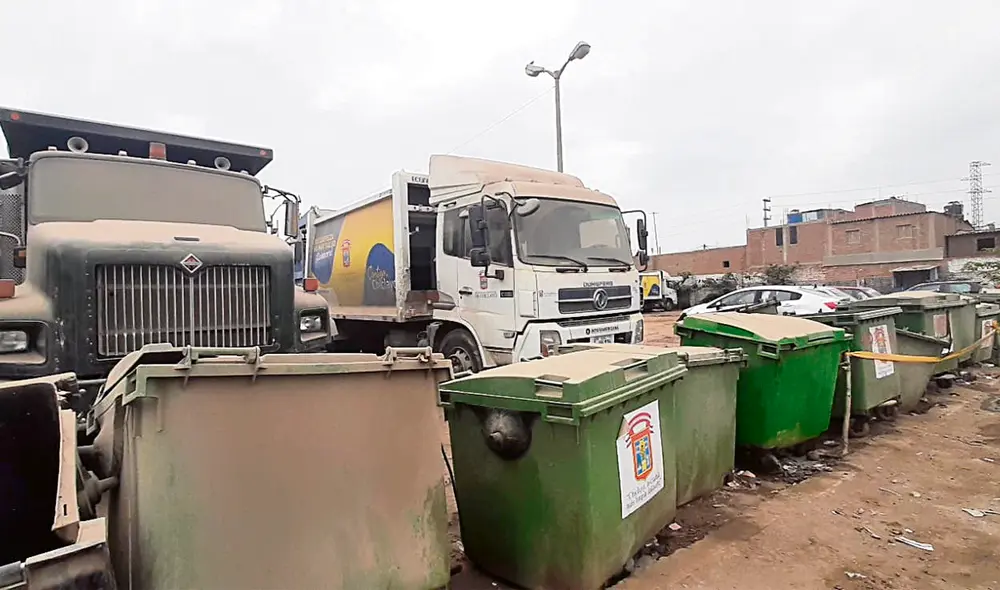 Perjuicio. Camión recolector sin funcionar al igual que una fila de más de 20 contenedores: todos adquiridos por Marcos Gasco. Foto: Carlos Vásquez/La República