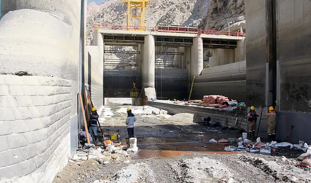 Labores. Aprovechan la disminución de las aguas del Santa. Foto: difusión Labores. Aprovechan la disminución de las aguas del Santa. Foto: difusión