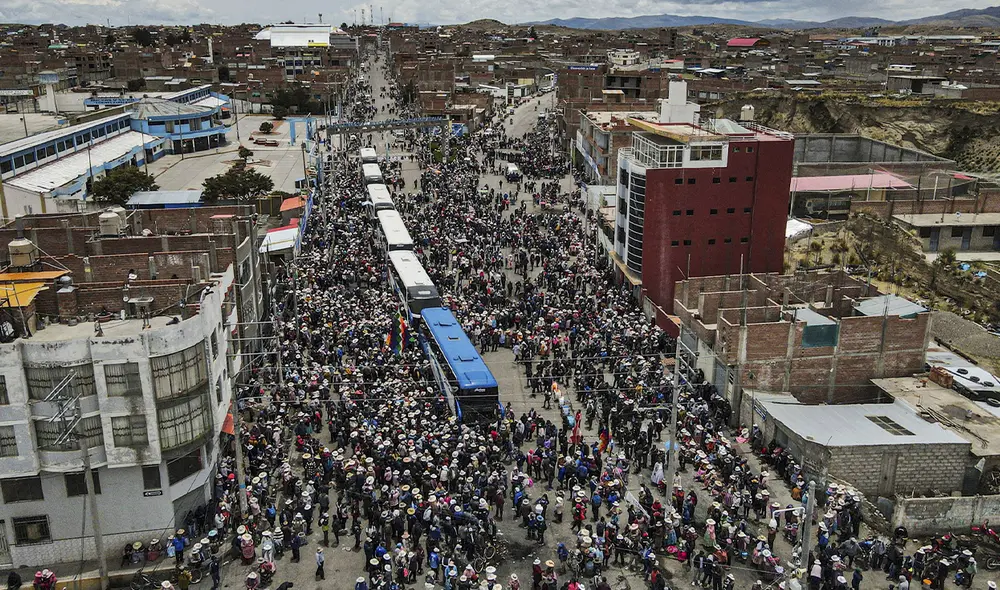 Las delegaciones que partieron a Lima no fueron nutridas como en enero y febrero. Cientos partían y eran despedidos por sus paisanos. Foto: AFP / Juan Carlos Cisneros Las delegaciones que partieron a Lima no fueron nutridas como en enero y febrero. Cientos partían y eran despedidos por sus paisanos. Foto: AFP / Juan Carlos Cisneros