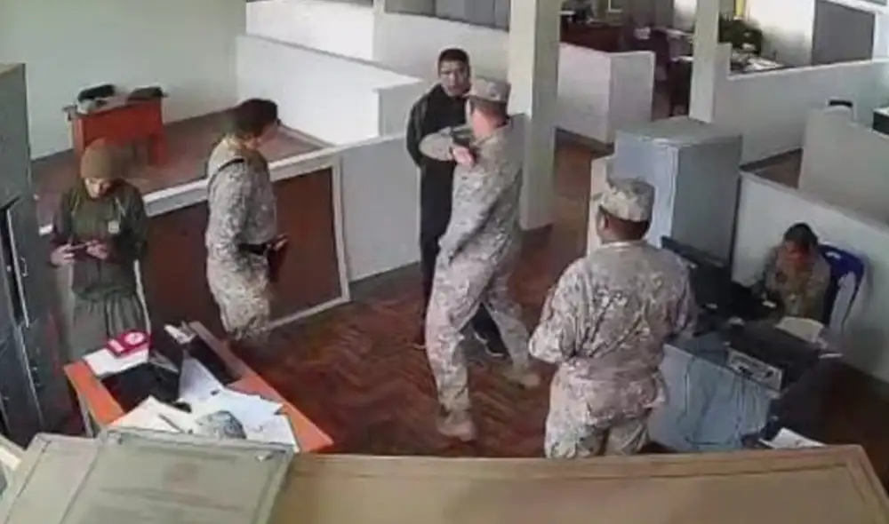 Según registro fílmico, militar agrede a Chino. Foto: La República Según registro fílmico, militar agrede a Chino. Foto: La República