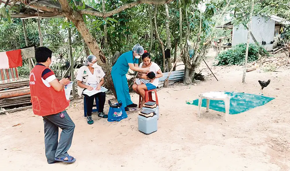 Valiosa. La enfermera Mía Chahua se dirige a las comunidades de Huánuco para vacunación. Foto: difusión
