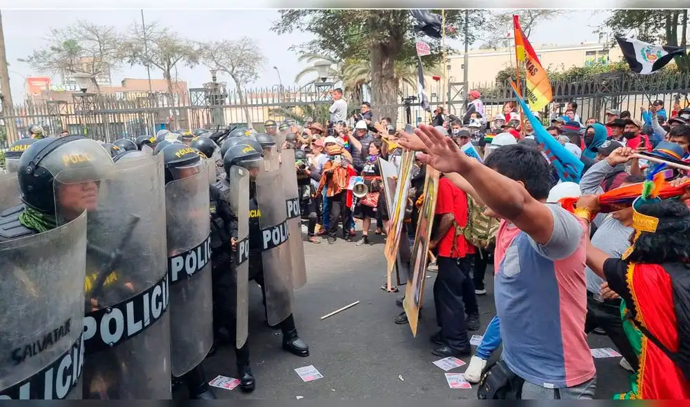 Los manifestantes fueron impedidos de seguir avanzando hacia el Parlamento. Foto: Bárbara Mamani/La República Los manifestantes fueron impedidos de seguir avanzando hacia el Parlamento. Foto: Bárbara Mamani/La República
