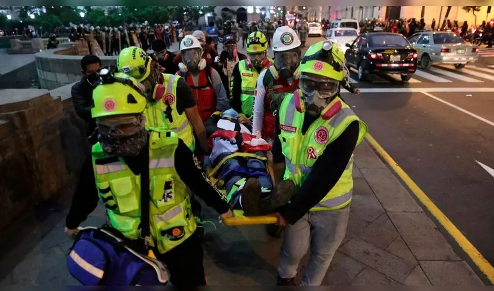 Los manifestantes heridos son trasladados por las brigadas de salud. Foto: John Reyes/La República