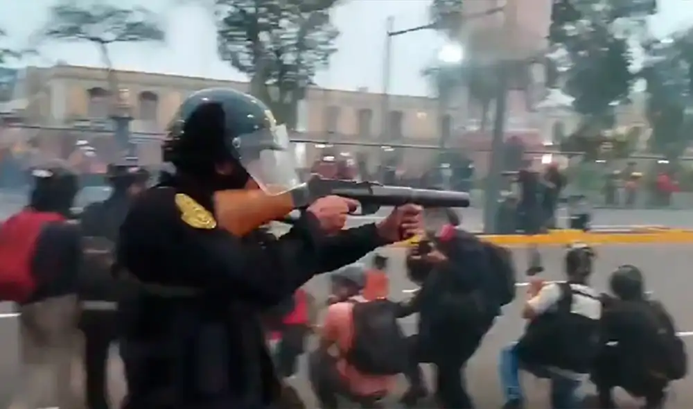 Efectivo policial no hizo caso a los reclamos y disparó. Foto: captura de Alex Febrero/Twitter Efectivo policial no hizo caso a los reclamos y disparó. Foto: captura de Alex Febrero/Twitter